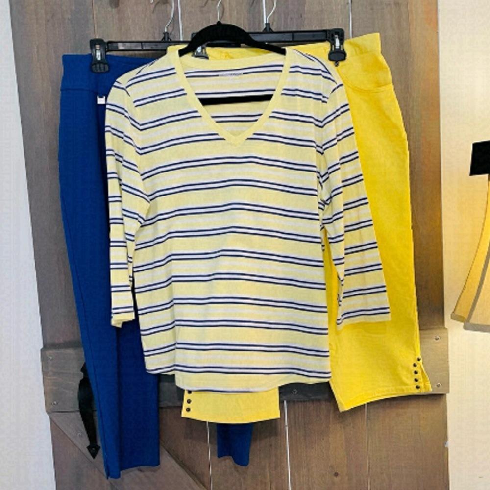 SOLD Hearts of Palm yellow pants are available .❌SOLD & Peck& Peck❌